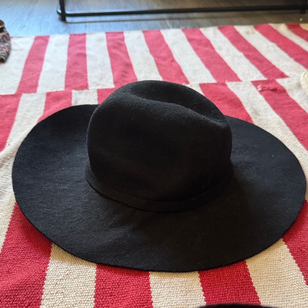 Stylish Black Wide-Brim Hat
